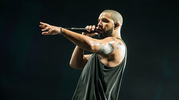 Rapper Drake auf der Bühne.
