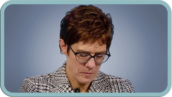 Thumbnail des Videos "MrWissen2go - AKK tritt zurück! Gibt es jetzt Neuwahlen?" mit einem Portrait-Foto von Annegret Kramp-Karrenbauer. 