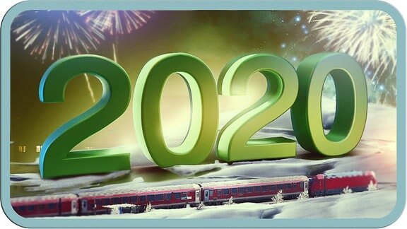 Eine gigantische 2020, darunter eine Bahn im Schnee, dahinter Feuerwerk.