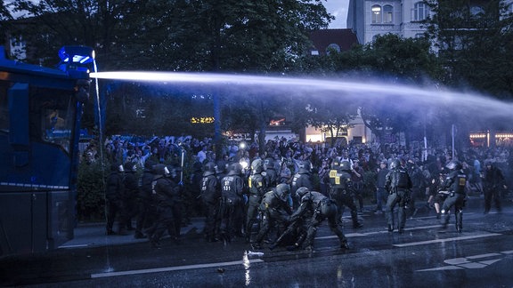 Polizisten und Wasserwerfer im Einsatz einer Demo