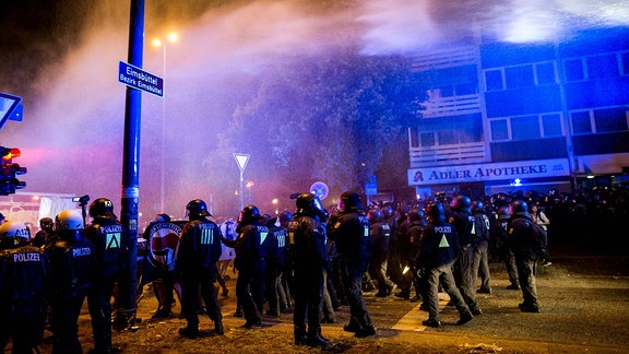 Polizei und Wasserwerfer im Einsatz