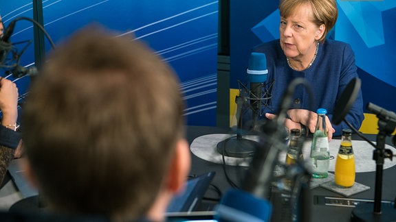 Angela Merkel im Gespräch beim Kanzlercheck