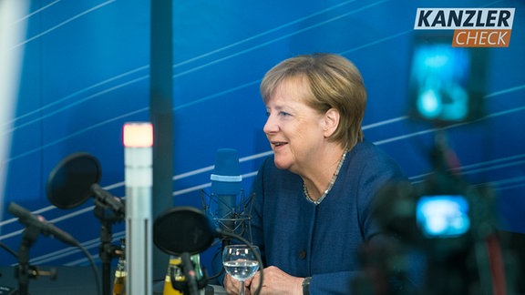 Angela Merkel sitzt im Kanzlercheck-Studio