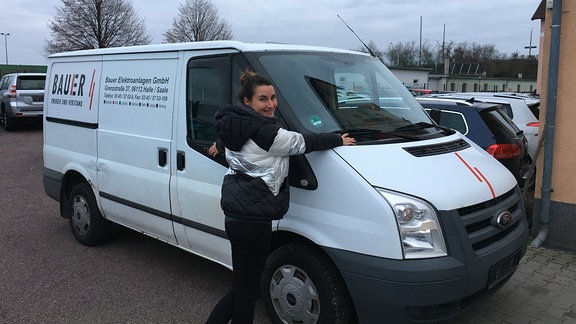 Kathi Groll mit ihrem Van Bobbie