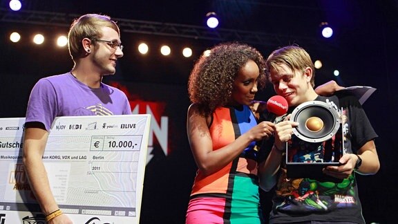 Captain Capa gewinnen den NMA 2011 und nehmen die Trophäe von Moderatorin Hadnet Tesfai entgegen.