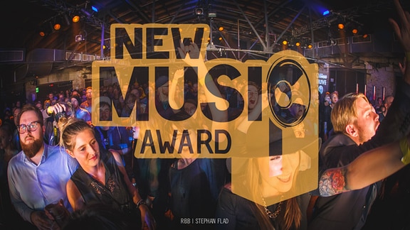 Tanzendes Publikum mit Logo "New Music Award"