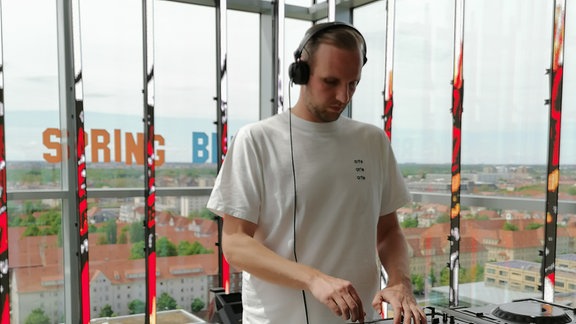 DJ David K. am DJ-Pult!