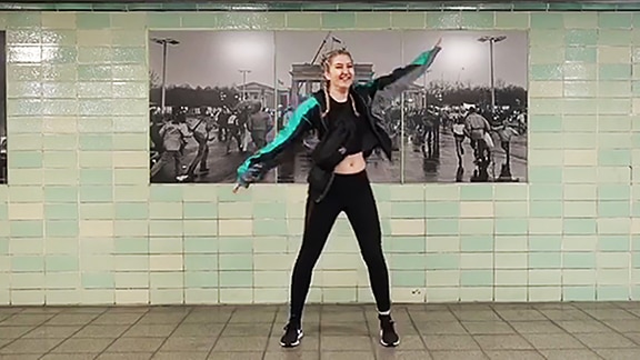 SSB-Fan Alex tanzend auf einem U-Bahnhof