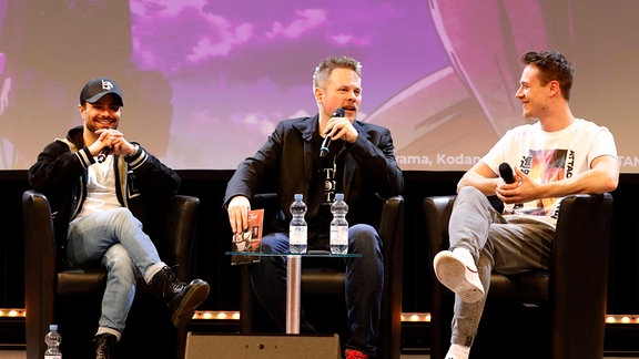 René Dawn-Claude, Max Felder und Marios Gavrilis bei einem Podiumsgespräch zur Anime -Reihe "Attack on Titan" auf der Leipziger Buchmesse 2023.