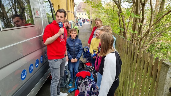 Modertaor Tim Wiese mit Kids in Stadtroda