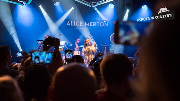 Alice Merton und Publikum beim Konzert in Erfurt
