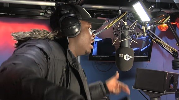 Der Rapper Big Shaq freestylt vor einem Mikrofon