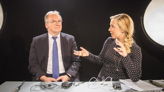 Reiner Haseloff von der CDU und Moderatorin Sissy im Studio von "Sputnik zieht Bilanz"