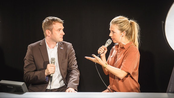 André Poggenburg von der AfD und Moderatorin Sissy im Studio von "Sputnik zieht Bilanz"