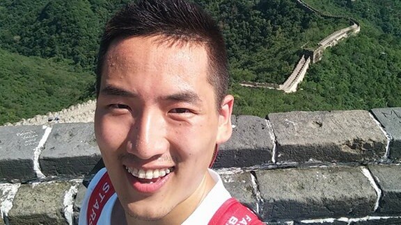 Haoran schießt ein Selfie von sich an der chinesischen Mauer.