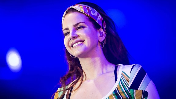 Die Künstlerin Lana Del Rey auf der Bühne