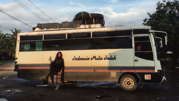 Nic Jordan steht vor einem Bus in Indonesien.