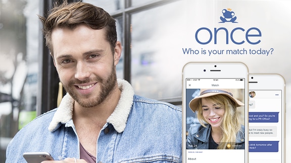 Ein gutaussehender junger Mann neben dem Logo der Dating-App Once. Dazu zwei Smartphones, auf denen die App läuft.