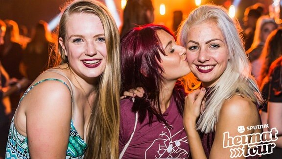 Drei junge Frauen in Partystimmung.