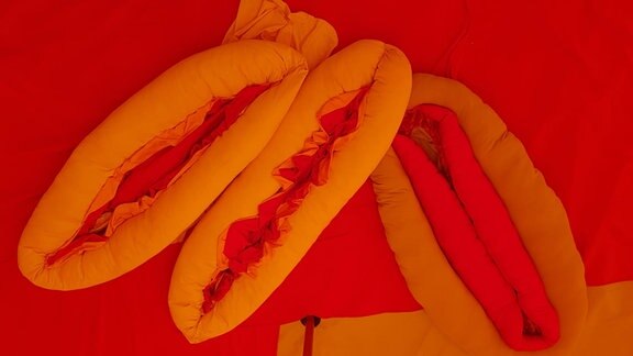 Im Red Tent hängen Plüsch-Vaginas an der Decke.