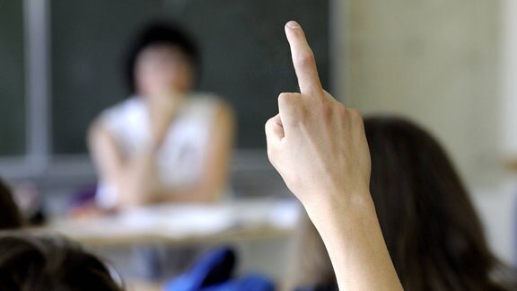 Ein Schüler meldet sich und zeigt dabei den Mittelfinger.