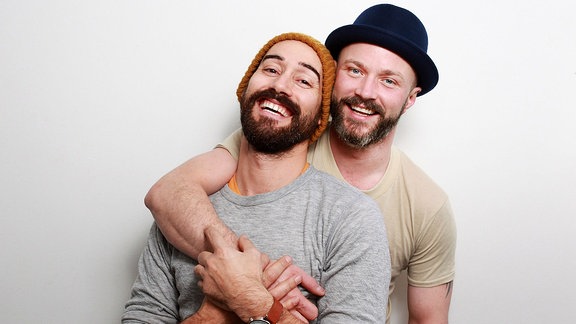 Zwei schwule Männer bei einem Fotoshooting.