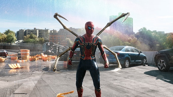 Spiderman in neuem Anzug auf verwüstetem Parkplatz