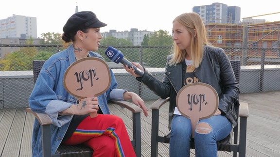 YouTuberin Suzie Grime und Sissy Metzschke sitzen auf einer Terrasse.