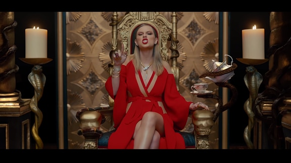 Taylor Swift sitzt auf einem Thron, der von Schlangen umrankt wird