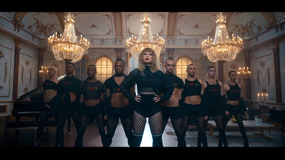 Taylor Swift steht in einer Reihe von Tänzern