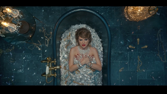 Taylor Swift in einer Badewanne aus Juwelen