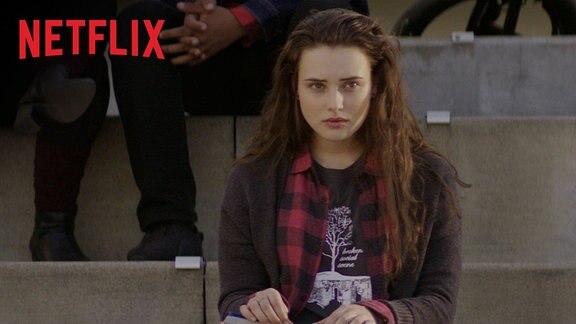 Ein Mädchen sitzt allein auf einer Tribüne. Neben ihr der Schriftzug "Netflix".