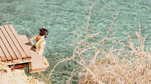Victoria beim Schnorcheln im Meer von Zypern.