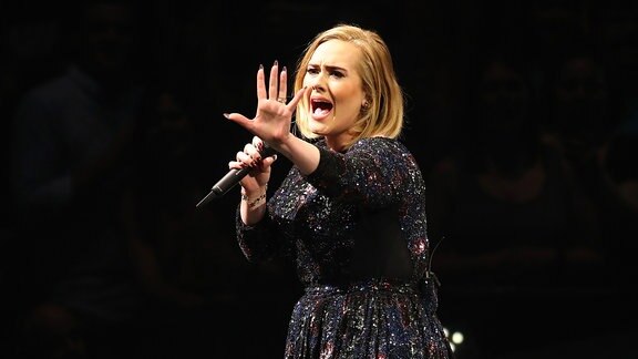 Adele während eines Konzerts in St. Paul (Minnesota/USA)