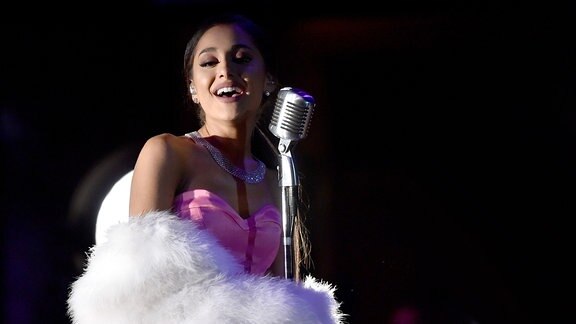Ariana Grande performt  bei den MTV Movie Awards in den Warner Bros. Studios.  April  2016/Burbank, Kalifornien.