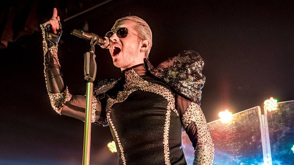 Bill mit Tokio Hotel während ihrer US-Tour im August 2015 in Detroit.  