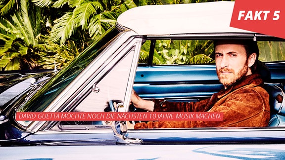 David Guetta sitzt in einem Cabrio mit geschlossenem Verdeck