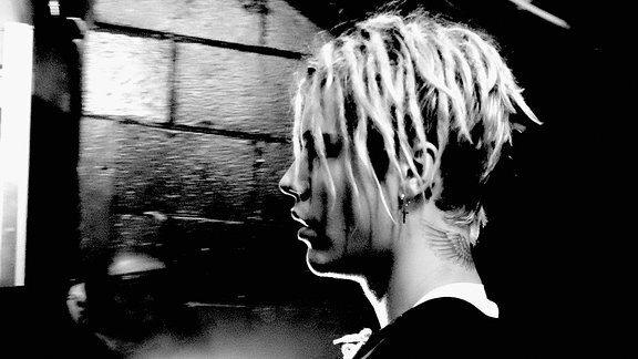 Justin mit blonden Dreadlocks. (schwarz/weiß Bild)