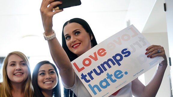 Katy Perry, Selfie mit Studentinnen der University of Nevada, Las Vegas (pro Hillary Clinton Veranstaltung)