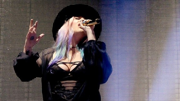 Kesha performt in schwarzem Outfit und Hut auf dem Coachella Festival 2016 in Kalifornien.