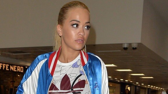 Rita Ora, Schnappschuss im Airport London Heathrow (2016)