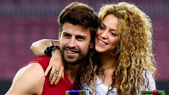 Shakira und Barca Spieler Pique im Stadion Camp Nou in Barcelona
