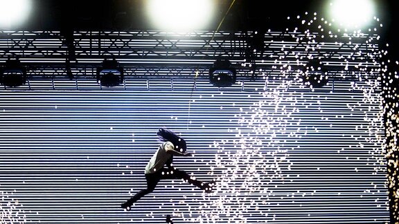 Steve Aoki poerformt während seiner Show in Zambujeira do Mar/Portugal