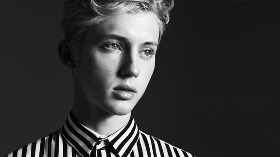 Troye Sivan, Schwarz-Weiß-Portrait von Hedi Slimane.