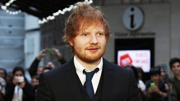 Ed Sheeran im Anzug bei einer Filmpremiere in London.