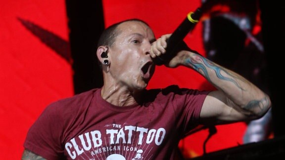 Sänger Chester Bennington von der amerikanischen Band Linkin Park bei einem Auftritt in Moskau im August 2015.