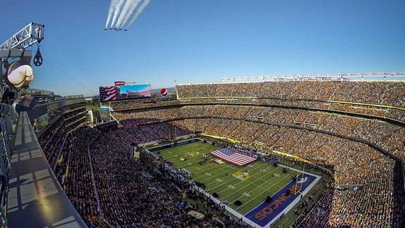 Luftaufnahme des Levi Stadiums in Santa Clara beim 50. Super Bowl. 