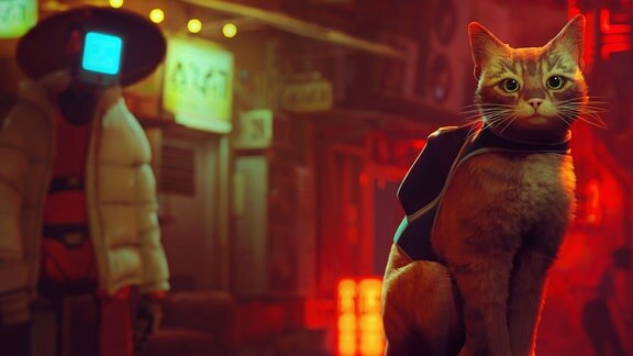 Game "Stray", rot getigerte Katze schaut den Betrachter direkt an, im Hintergrund ein Steampunk