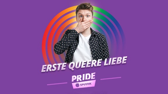 Moderator Kai mit Hand vor dem Mund und dem Text "erste queere Liebe"