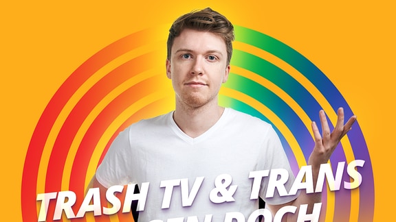 Pride Host Kai vor orangenem Hintergrund und der Schrift "Trash TV & Trans passen doch zusammen"